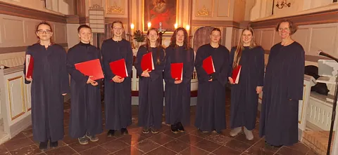 Der Mädchenchor mit seiner Leiterin Katja Kanowski in Chorgewöndern.