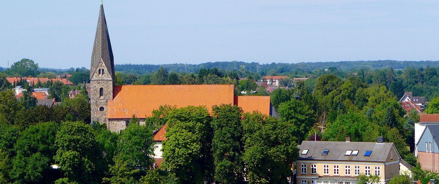 Kirchturm der Borby Kirche dominiert Eckernförder Stadtbild mit umliegendem Grün.