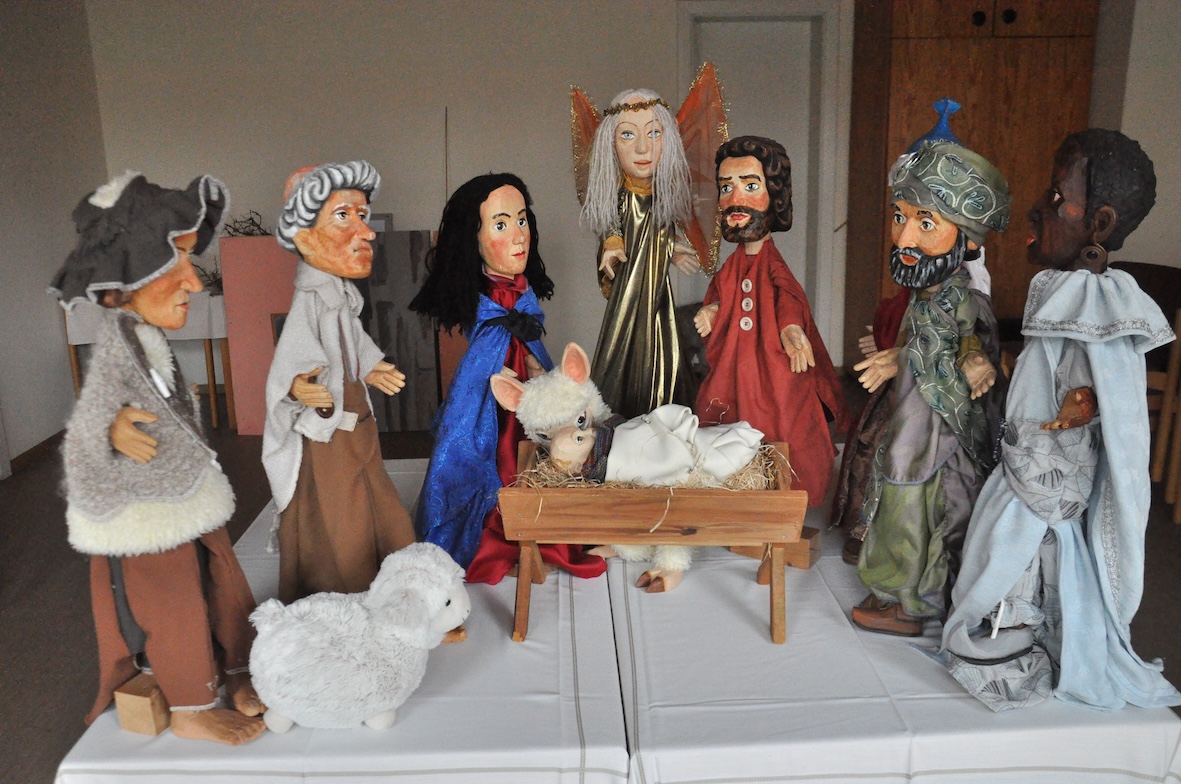 Handgemachte Puppen-Krippenszene mit Maria, Josef, Weisen, Engel.