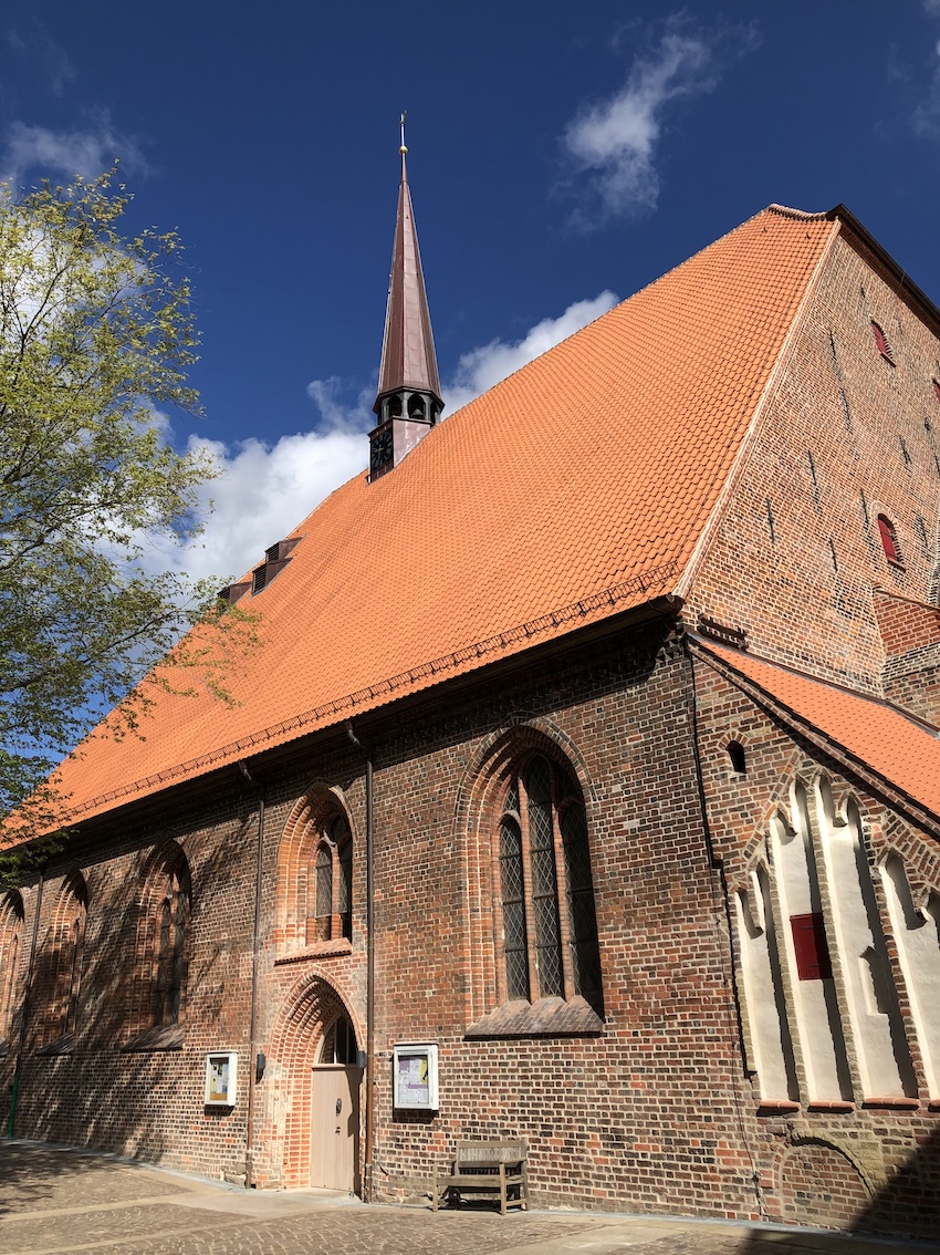 Rote Backstein St. Nicolai Kirche in Eckernförde unter blauem Himmel.