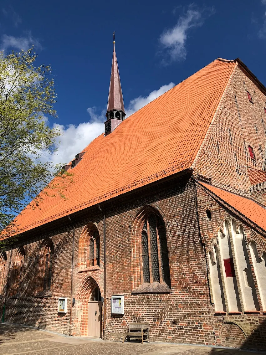 Rote Backstein St. Nicolai Kirche in Eckernförde unter blauem Himmel.