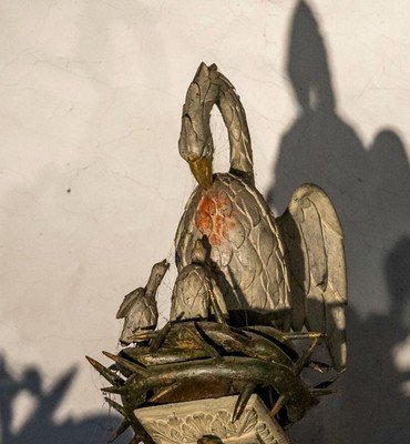 Geschnitzter Schwan mit Jungschwänen im Nest, wahrscheinlich Teil eines Altaraufsatzes.