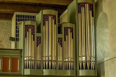 Kirchenorgelpfeifen in verschiedenen Größen mit dekorativen Gehäusedetails.