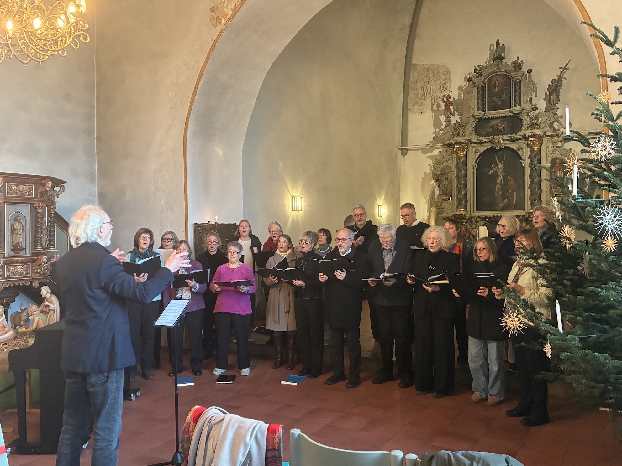 Die Borbyer Kantorei singt im Gottesdienst in der Weihnachtszeit in der Borbyer Kirche.
