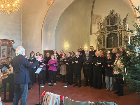 Die Borbyer Kantorei singt im Gottesdienst in der Weihnachtszeit in der Borbyer Kirche.
